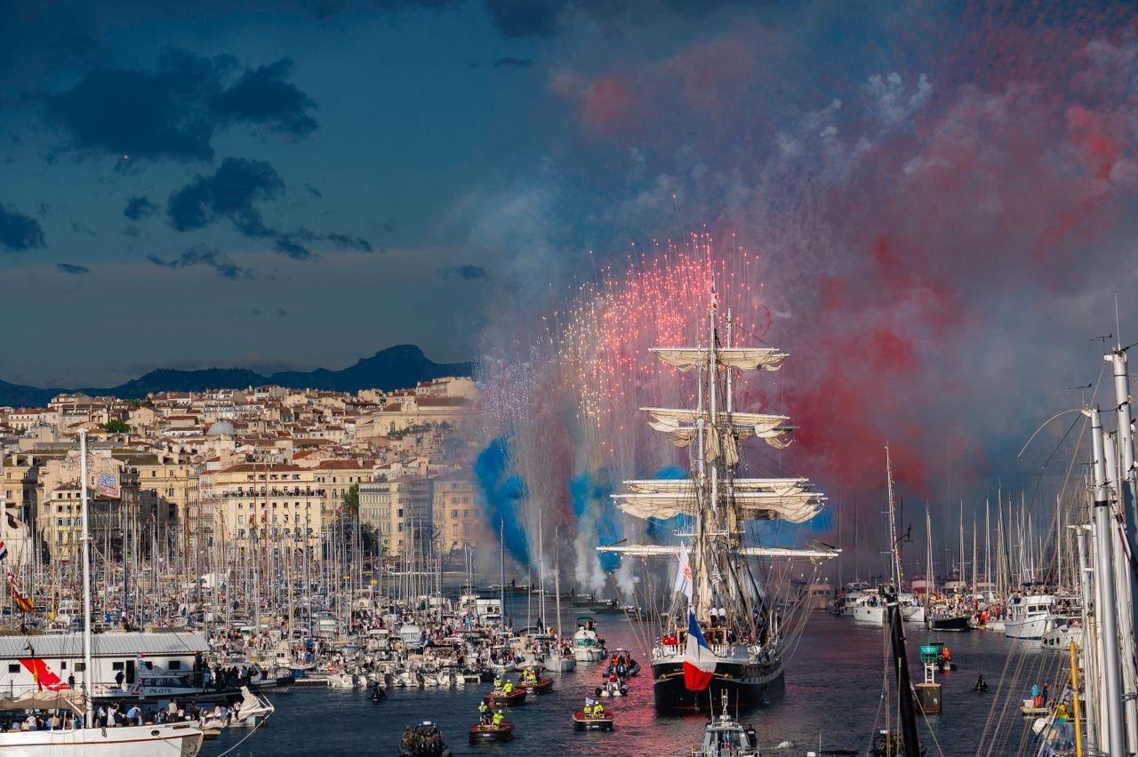 Le Trois-mâts Le Belem arrive dans le Vieux-Port de Marseille le 8 mai 2024.