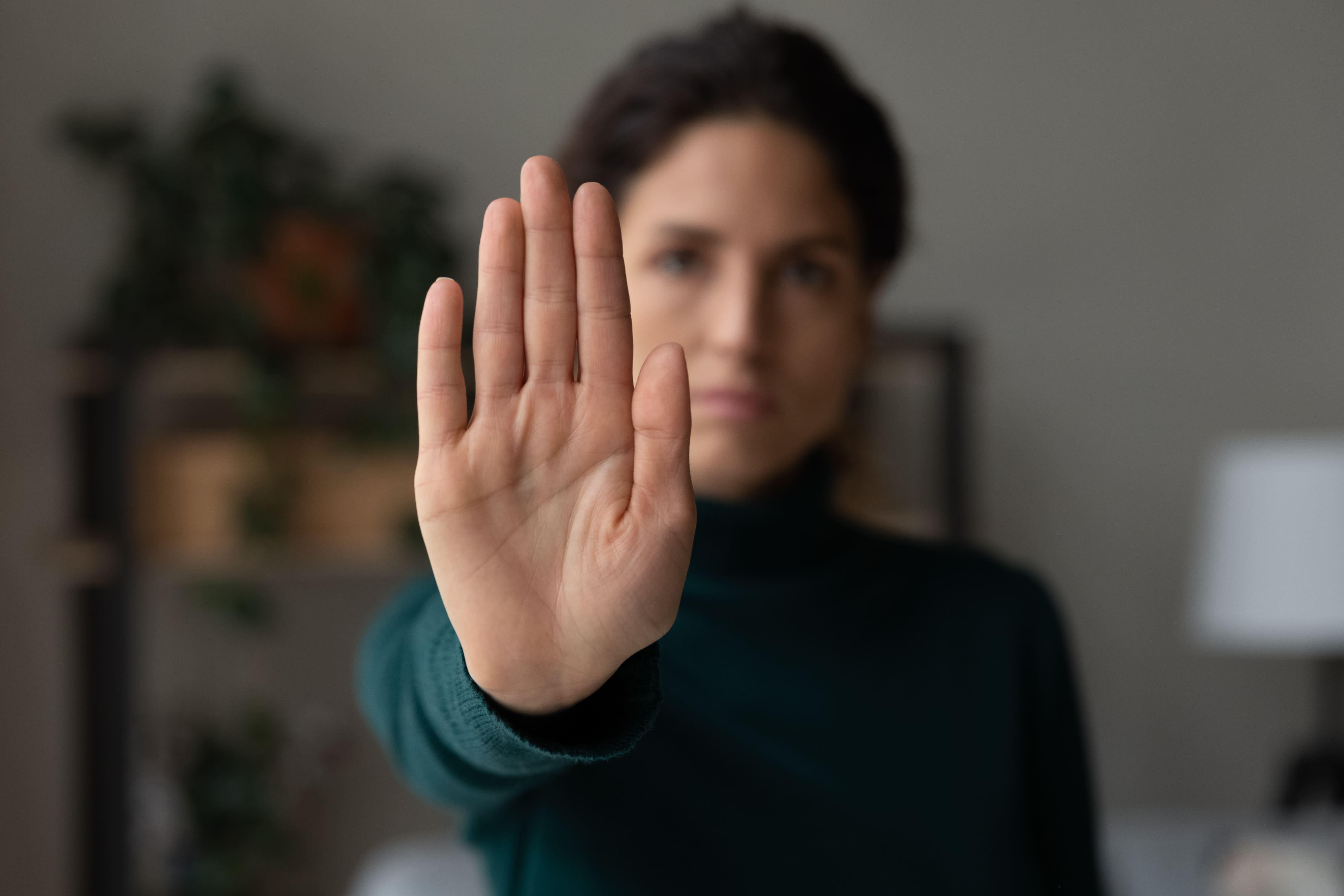 Une femme faisant le signe stop de la main