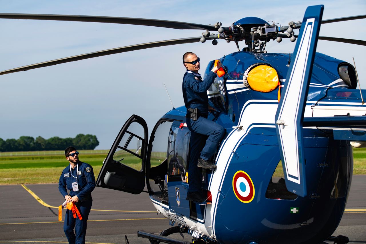 Un hélicoptère de la gendarmerie au sol lors des commémorations du Débarquement en Normandie le 5 juin 2024