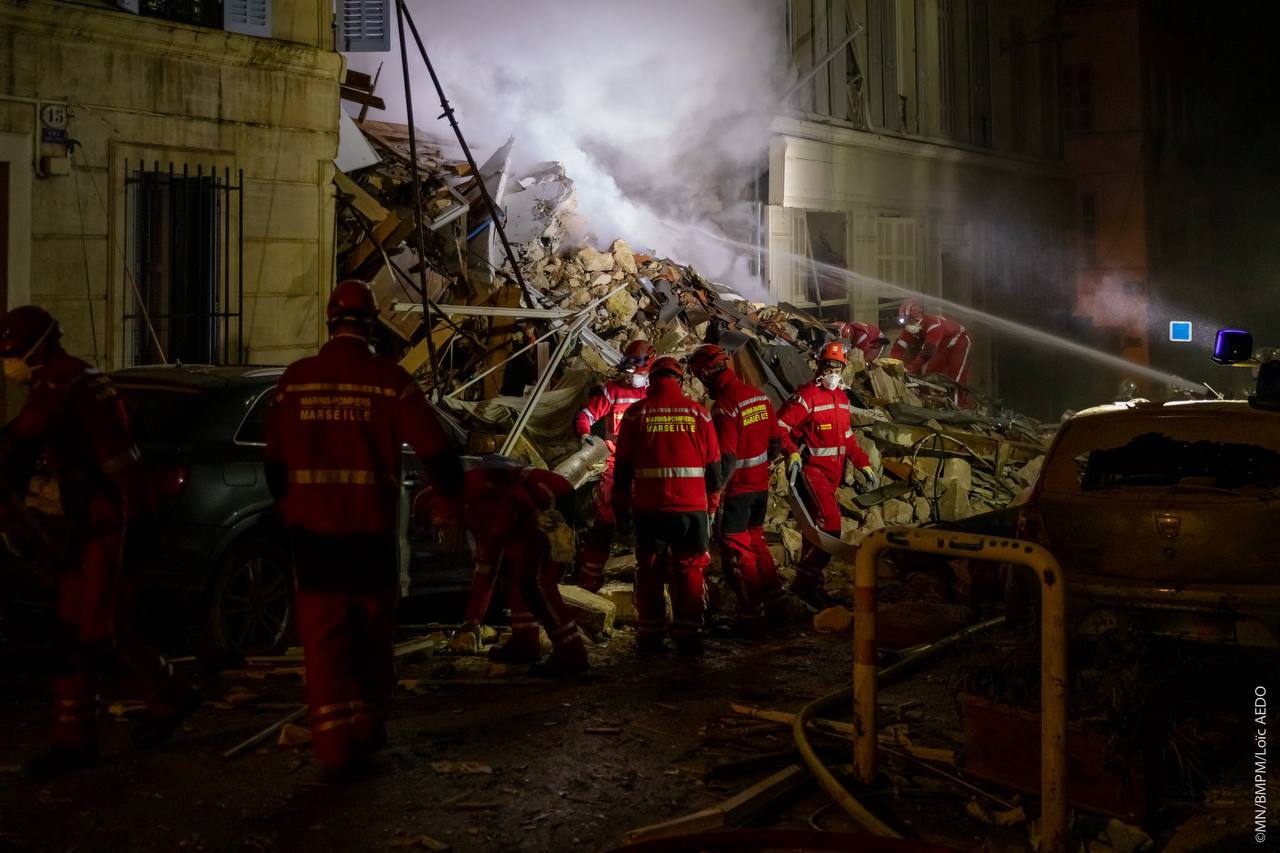 Marins-pompiers de Marseille en intervention pour éteindre l'incendie suite à l'effondrement de plusieurs immeubles rue de Tivoli.