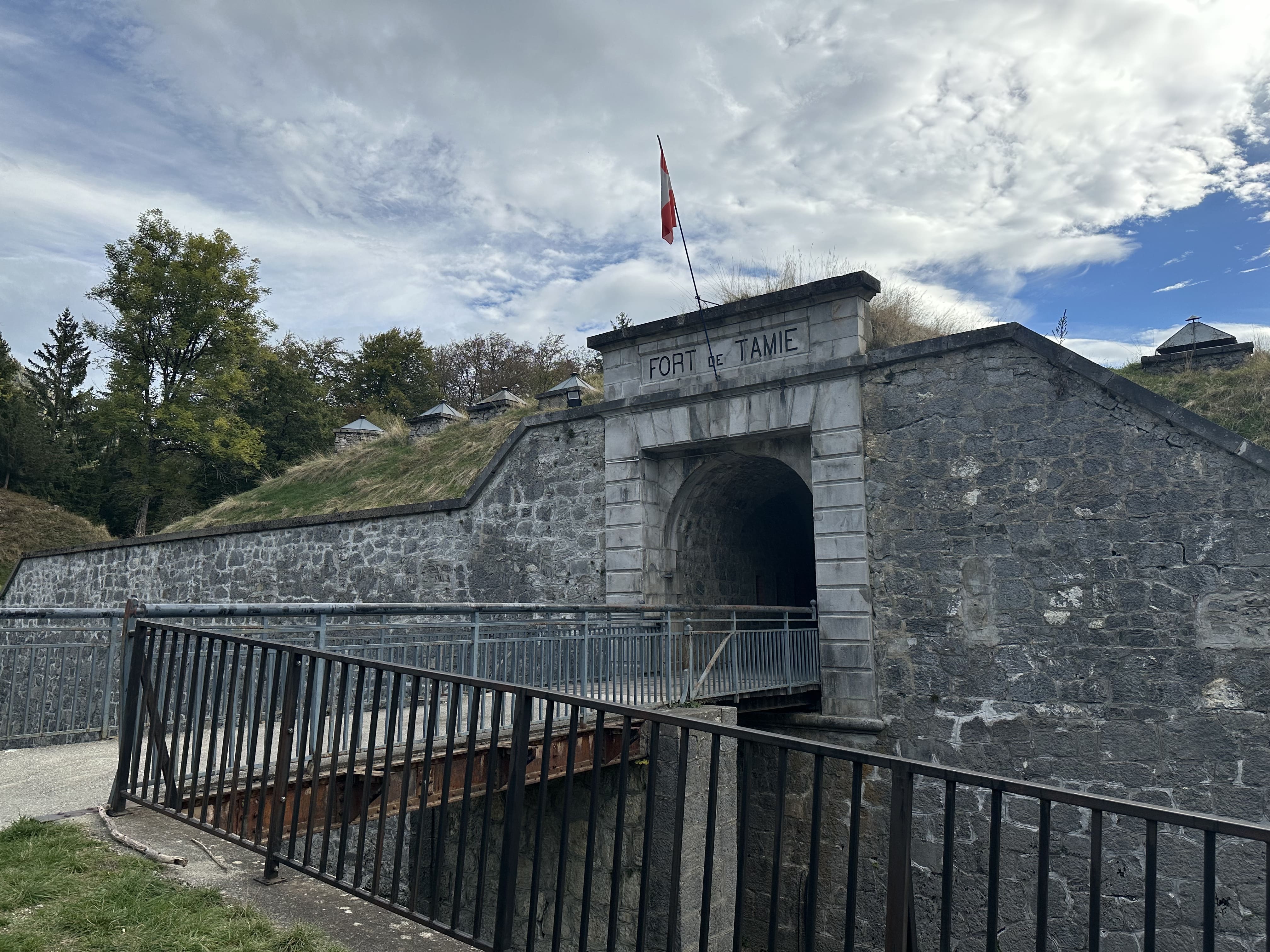 Photo de l'extérieur du Fort de Tamié en Savoie.