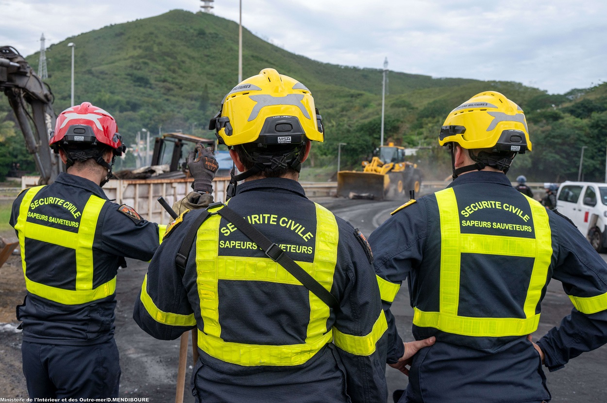 Opération de déblayage de l’échangeur de Mont Ravel, dans le nord de Nouméa, par les sapeurs-sauveteurs de la sécurité civile.