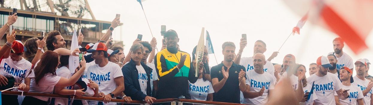 Usain Bolt, Tony Estanguet et les sportifs tricolores devant la Tour Eiffel