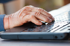 main d'un senior sur un clavier d'ordinateur © fotolia