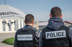 Policiers faisant voler un drone © R.Rhéau